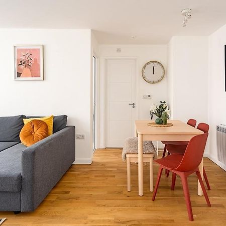 Contemporary City Centre Apartment With Parking Bath Eksteriør billede