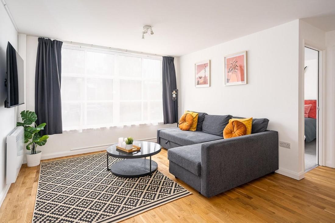 Contemporary City Centre Apartment With Parking Bath Eksteriør billede