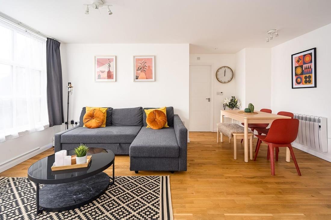 Contemporary City Centre Apartment With Parking Bath Eksteriør billede
