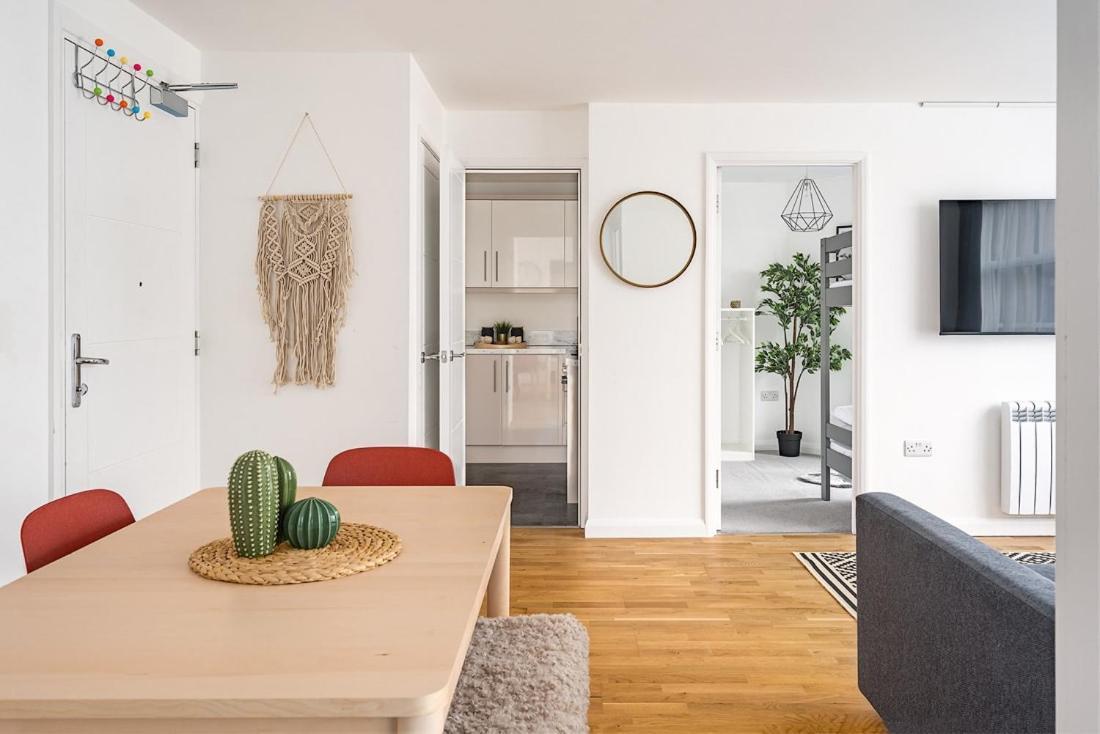Contemporary City Centre Apartment With Parking Bath Eksteriør billede