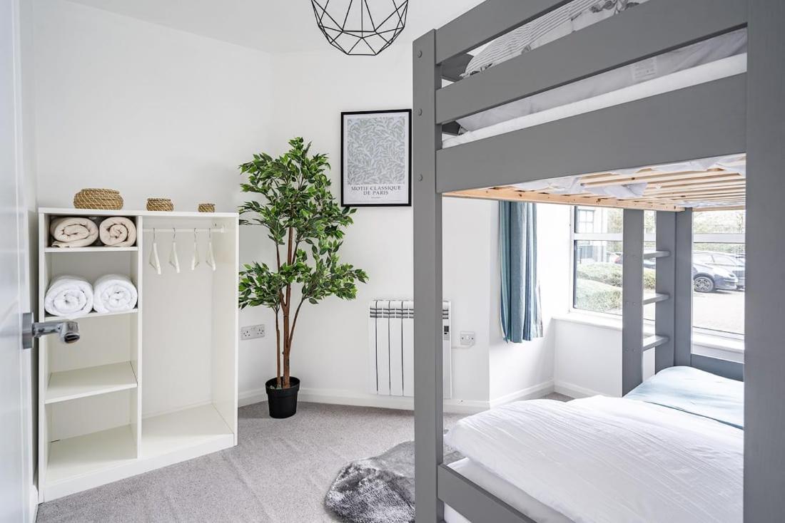Contemporary City Centre Apartment With Parking Bath Eksteriør billede