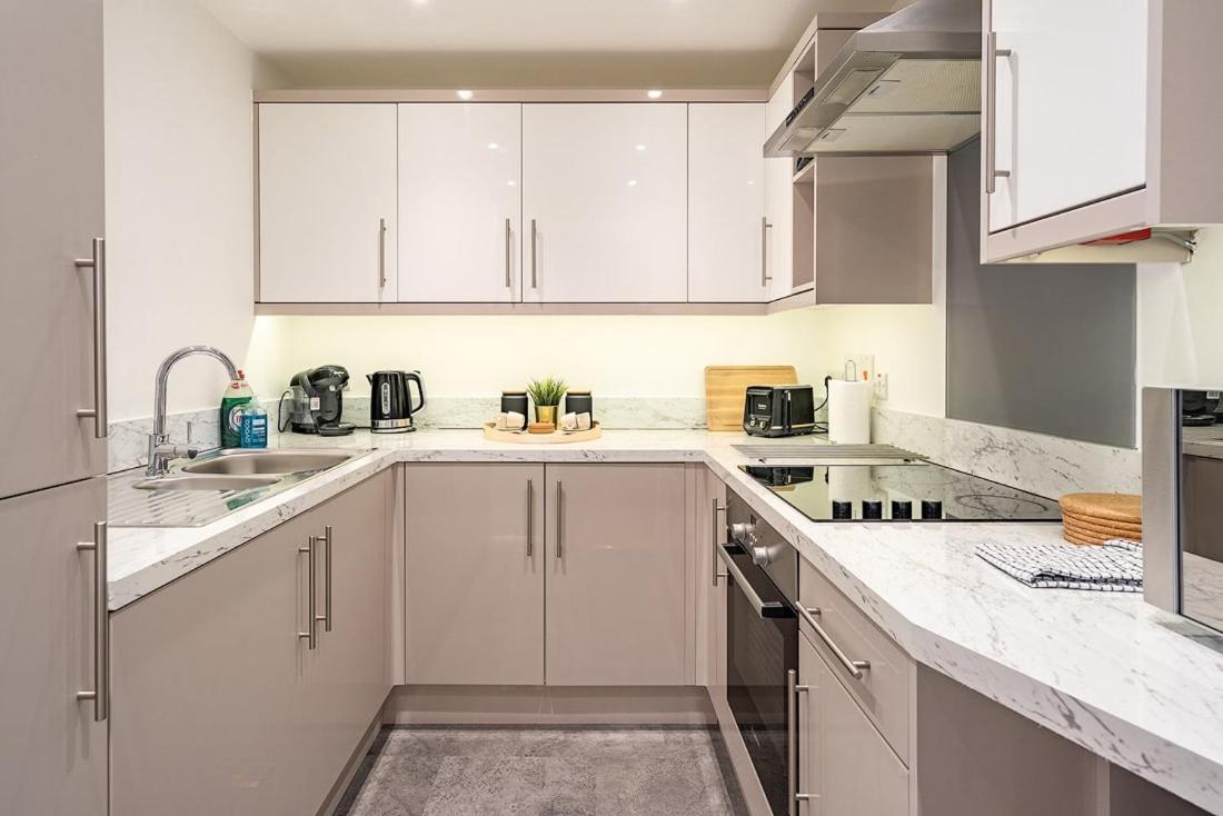 Contemporary City Centre Apartment With Parking Bath Eksteriør billede